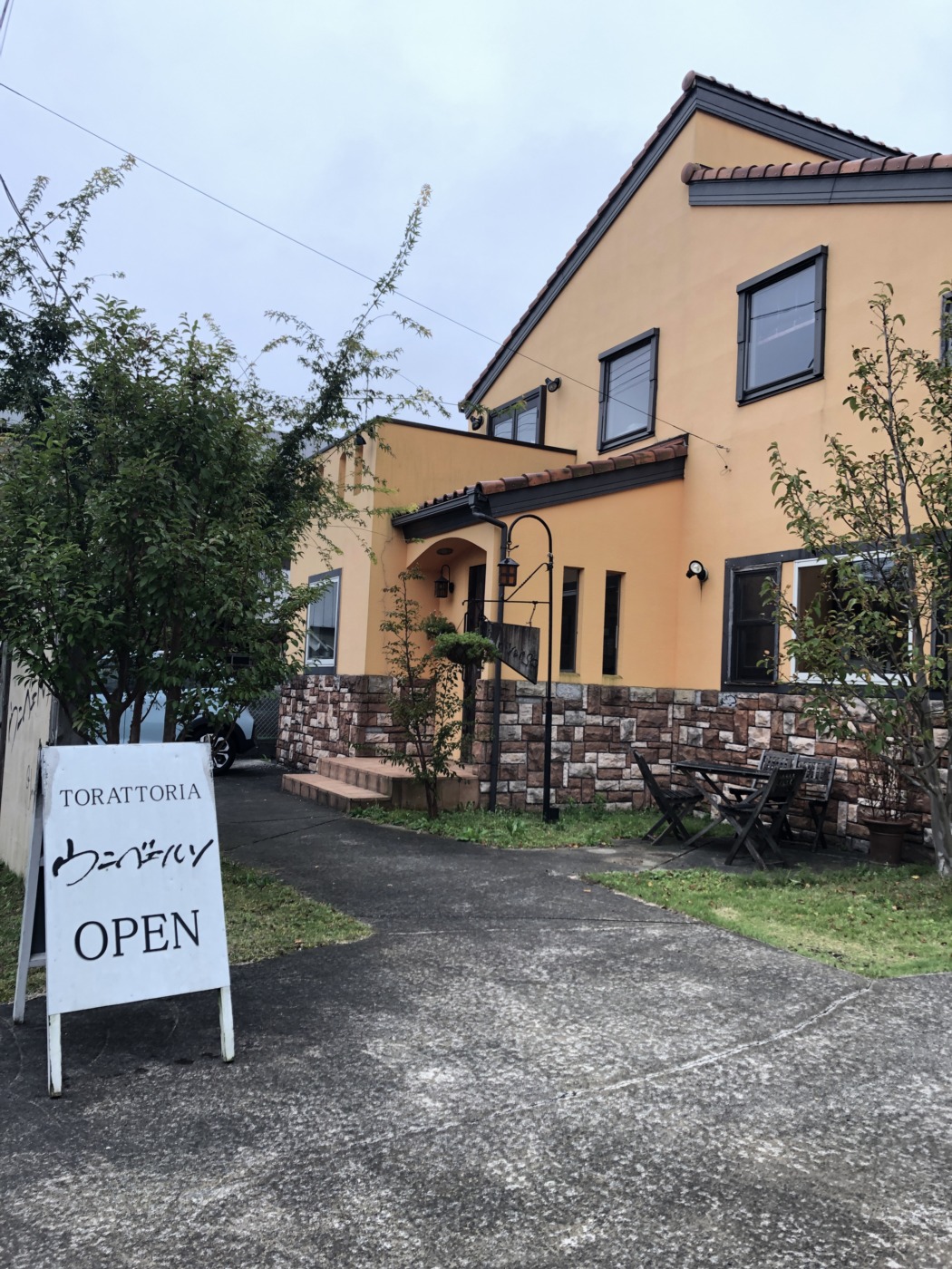 熱々のお皿に小悪魔風チキン『ウニヴェルソ』さんへ