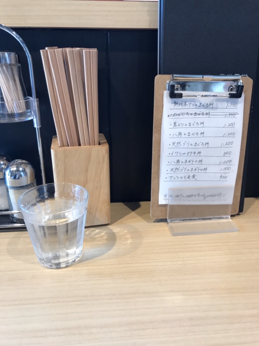 角常食堂のカウンター席