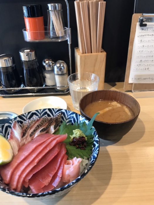 角常食堂のカウンター席ににて 黒ムツとまぐろ